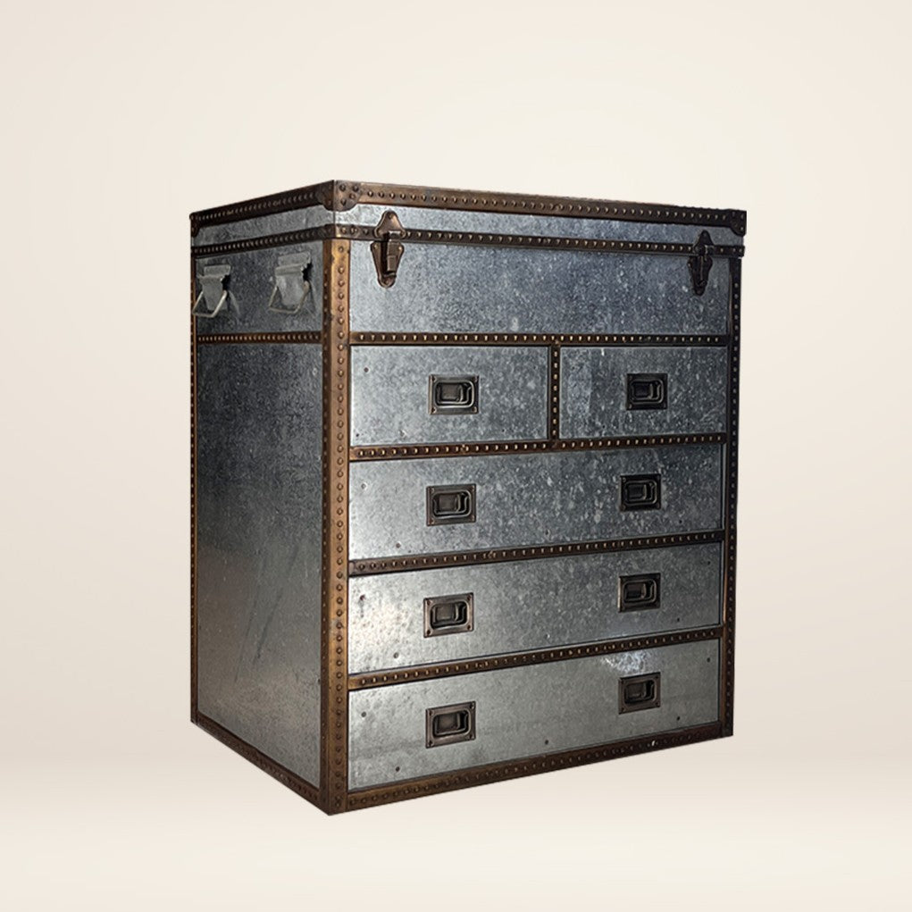 The TRAVEL CHEST in steel